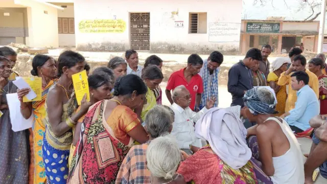 పెదలబుడు గ్రామ ప్రజలు