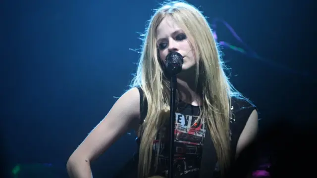 American singer Avril Lavigne dey sing on top stage