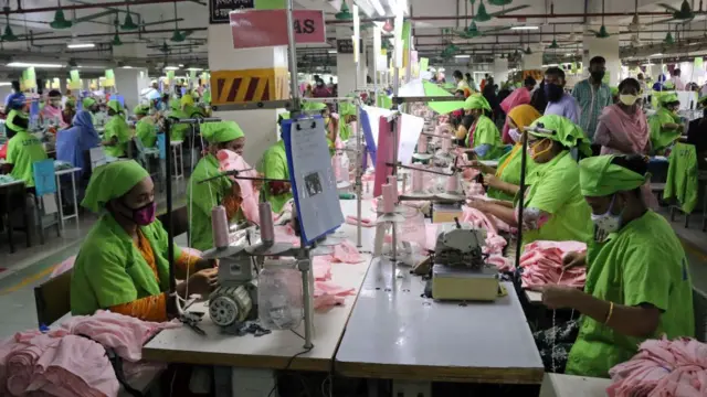 গার্মেন্টস কারখানায় নারী শ্রমিকরা কাপড় সেলাই করছেন।