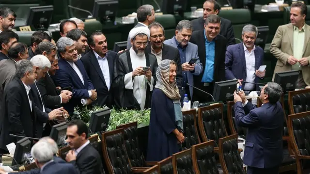 مقام های ایرانی با فدریکا موگرینی، رئیس روابط خارجی اتحادیه اروپا عکس یادگاری می‌گیرند