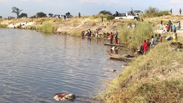 Abantu ku nkombe y'uruzi