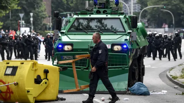 Для расчистки баррикад полиция в Гамбурге использует спецтехнику