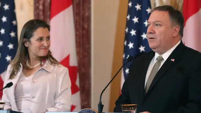 蓬佩奥（图右）和弗里兰（图左）在美国国务院会面后出席联合记者会，再次呼吁中方释放近日被拘押的加拿大人。