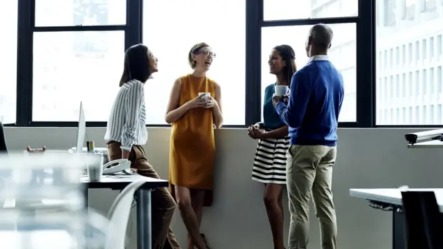 Сплетничают