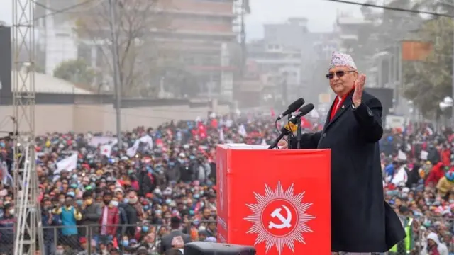 ठूला आमसभाहरूमा प्रधानमन्त्रीले चुनावलक्षित मन्तव्यहरू दिइरहेका छन्।