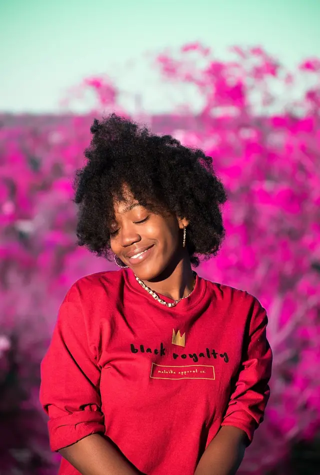 Joven sonriéndole a la cámara