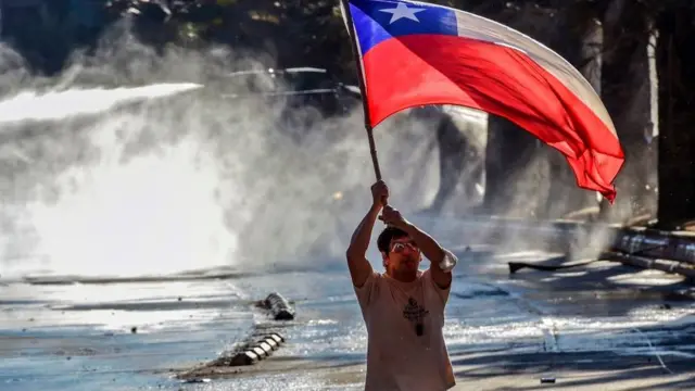 Manifestante con la bandera de Chile.