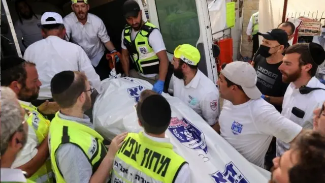 Медики с телом погибшего