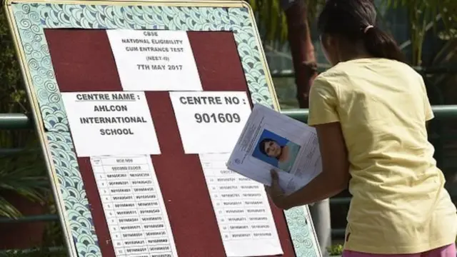 தேர்வு முடிவுகளை பார்க்கும் மாணவி