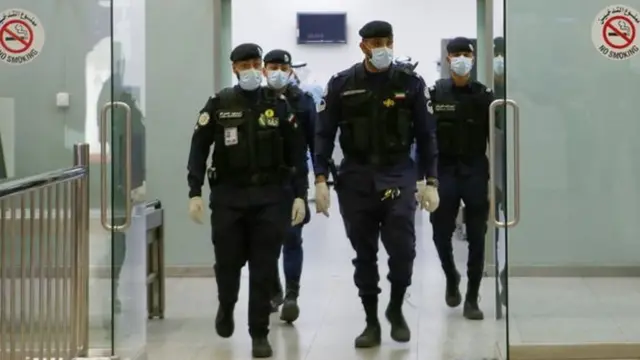 رجال الأمن في مطار الشيخ سعد العبدالله في الكويت