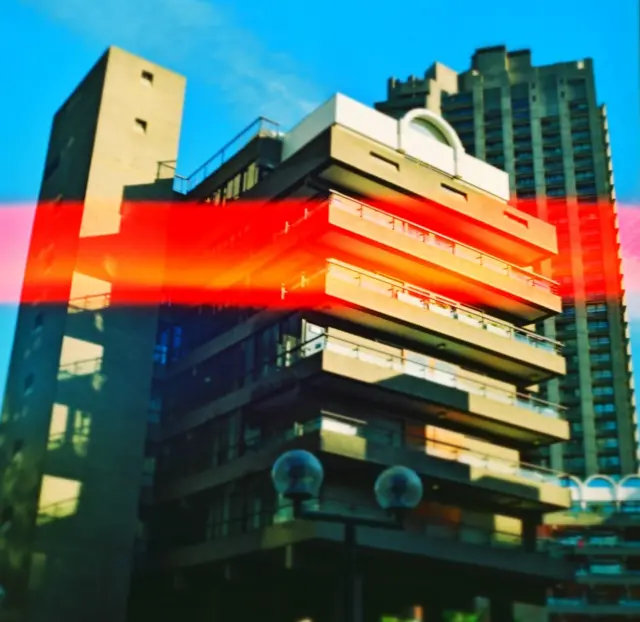 Torre de apartamentos con rayo de luz roja.