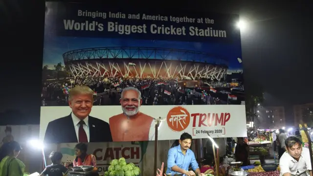 अहमदाबाद में ट्रंप के दौरे से जुड़े पोस्टर, जिन पर आयोजक का नाम नहीं है.