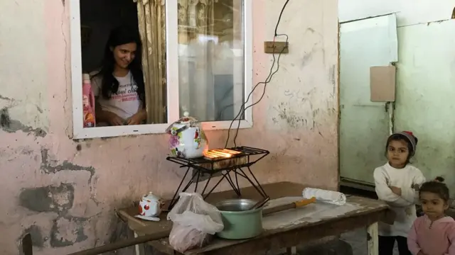 Əliağa İsmayılov çayının isinməyini gözləyir. Pəncərəsi zavod divarına açıldığı üçün mənzil günəş işığı almır. Əksər uşaqların tənəffüs sistemində problem var