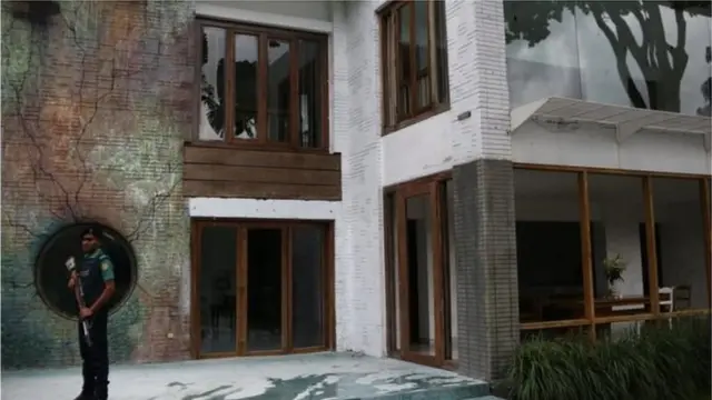 ঢাকায় হোলি আর্টিজান রেস্তোঁরায় ভয়াবহ হামলার পর দায় স্বীকার করে হামলকারীদের ছবি প্রকাশ করেছিলো আইএস