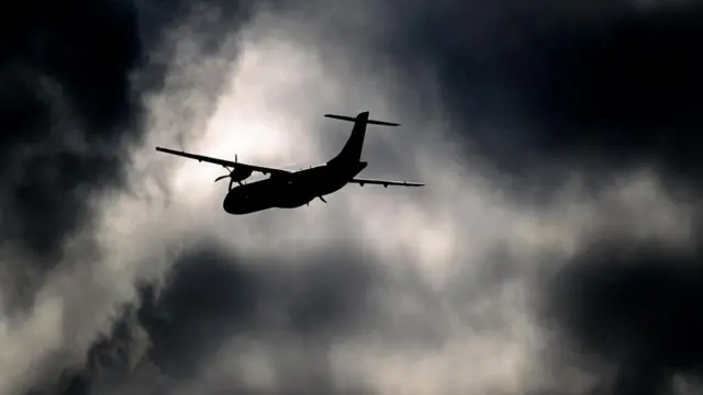 Un avión volando en un cielo encapotado