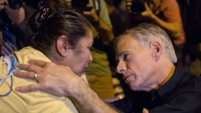 得克薩斯州州長阿博特（右）安慰一名當地居民。