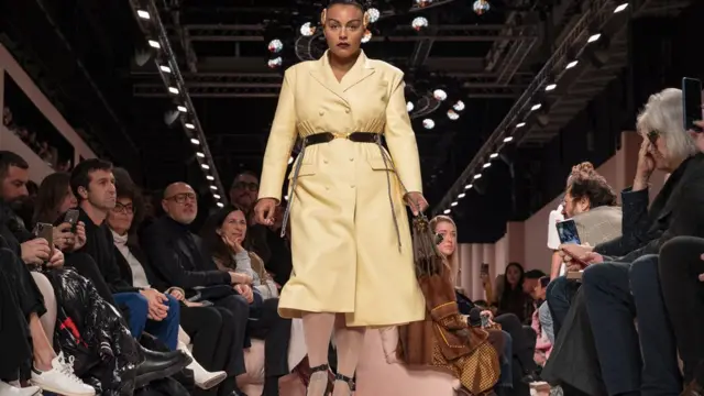Paloma Elsesser défile pour Fendi