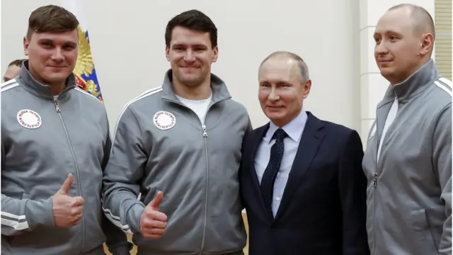 Tổng thống Nga Vladimir Putin chụp hình cùng các vận động viên Nga sẽ thi đấu tại Olympic Mùa đông Pyeongchang 2018