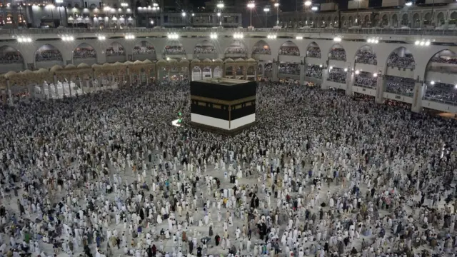 મક્કામાં હજ કરતા શ્રદ્ધાળુઓ