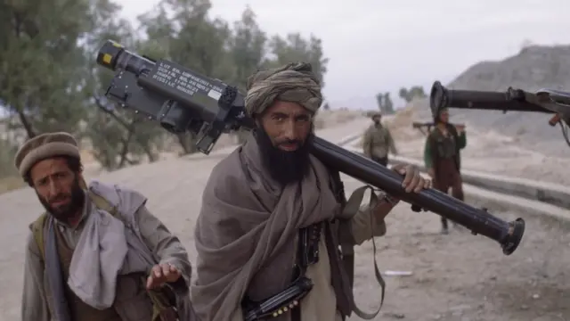 স্টিংগার মিসাইল লঞ্চার কাঁধে একজন মুজাহিদীন যোদ্ধা, ১৯৮৯