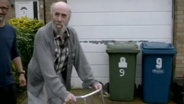 Colin Baddiel durante una escena del documental The trouble with dad