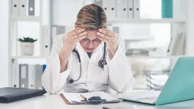 Médecin dans son cabinet