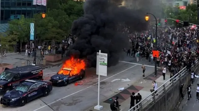 Gaari ay leeyihiin booliska oo lagu gubay Atlanta, Georgia