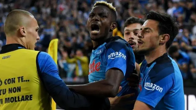 المهاجم فيكتور أوسيمن يحتفل - نابولي يفوز بالدوري الإيطالي للمرة الأولى منذ 33 عاما