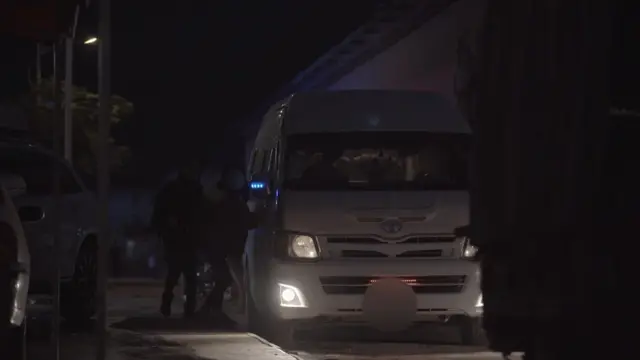 중국 국경을 넘은 후 자동차에 올라타는 미라와 지연