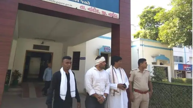 પોલીસ અટકાયતમાં આદિવાસી કાર્યકર્તાઓ