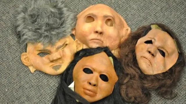 داوطلب‌ها ماسک‌هایی به صورت خود می‎زدند که شبیه چهره واقعی بودند اما هیچ حالتی را منتقل نمی‎کردند