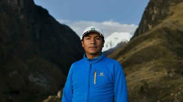 Saúl Luciano Lliuya à l'entrée de la vallée qui émerge du lac Palcacocha. À l'arrière-plan se trouve le glacier Pucaranra