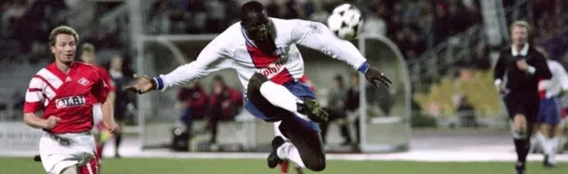 George Weah (à droite) lors d'un match de Ligue des champions entre le Spartak Moscou et le PSG