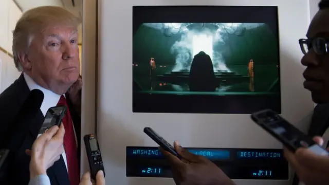 Трамп с журналистами на Air Force One