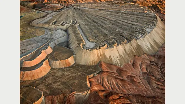 Медный рудник Чукикамата #2, Каламата, Чили, 2017 г. Фото Эдварда Буртинского (Flowers Gallery, London/Metivier Gallery, Toronto)