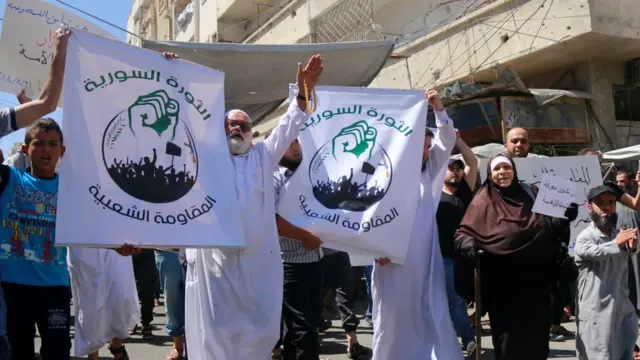 Suriye'de Türkiye'ye müdahaleyi önleme çağrısı yapan gösterilerden biri.