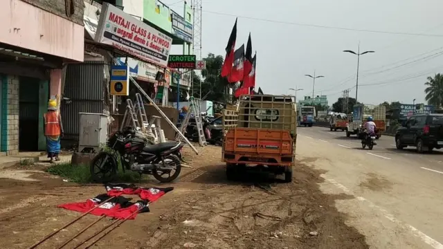 அகற்றப்படும் கொடிகள்