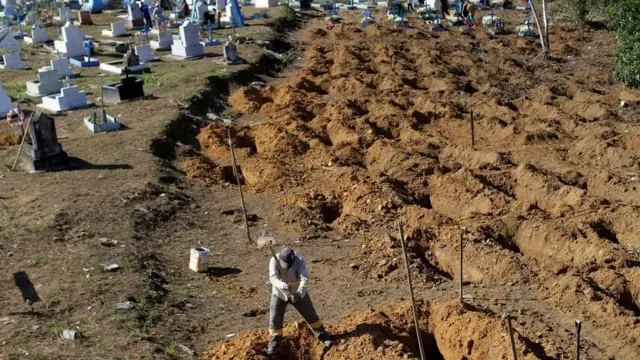 Homem abre covas para enterroroleta de twister onlinepresos mortos durante rebeliãoroleta de twister onlineManaus