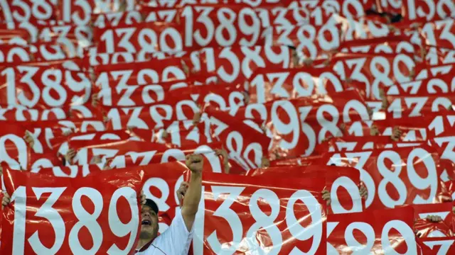 Navijači Crvene zvezde sa natpisima 1389