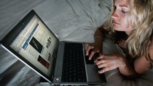 Usuária navega no Facebookbetsul palpites2007