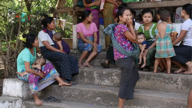 စစ်ကောင်စီဘက်က လက်နက်ကြီးပစ်ခတ်တာတွေကြောင့် ဖာပွန်မြို့ဒေသခံတွေဟာ ကမမောင်းဘက်ကို ထွက်ပြေးတိမ်းရှောင်နေကြတယ်လို့ ကရင်ပြည်နယ်အခြေစိုက်သတင်းတွေမှာဖော်ပြနေပါတယ်