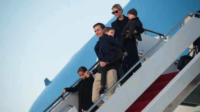 Ivanka Trump junto a su marido, Jared Kushner, y sus hijos bajando del Air Force One.