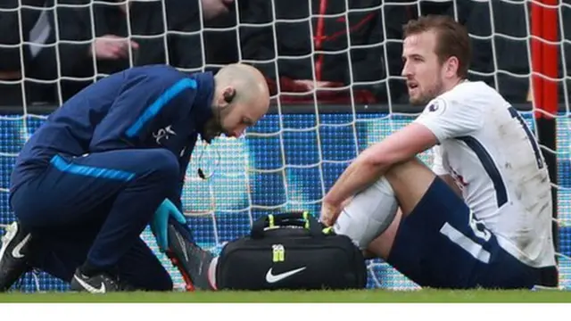 هاري كين (يرتدي القميص الأبيض)