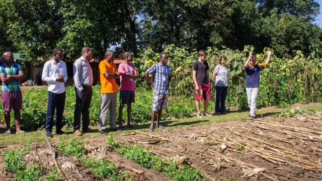 Johann van der Hamanaongoza kikundi cha wakulima katika karakana ya kutengeneza mbolea vunde mjini Blantyre Sibylle Grunze