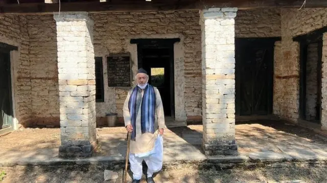 जन्मगाव चेताबगढ इथल्या शाळेत भेट देताना राज्यपाल भगतसिंह कोश्यारी