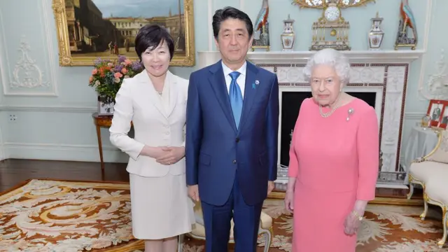 2016年安倍晉三和夫人與英國女王伊麗莎白二世