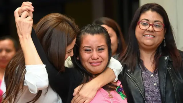 Evelyn Hernández chora e é amparada por outras mulheres sorrindo dentrosorte esportiva oficialsala