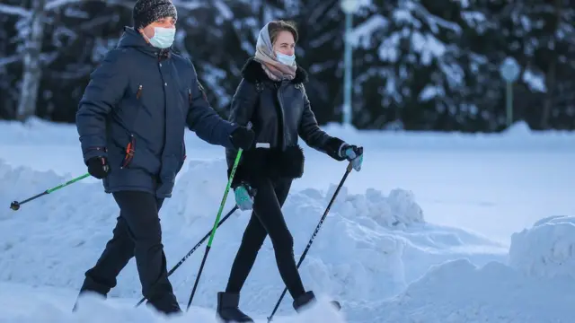 Пациенты во время пешей прогулки на территории медицинского центра "Решма"