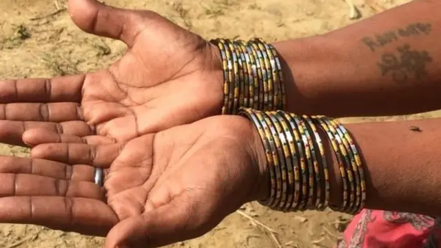 ટેટૂ ધરાવતી મહિલાના હાથ