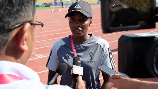 11월 18일 카타르 스포츠 클럽 스타디움에서 열린 월드컵 심판진 미디어데이에서 살리마 무칸상가(르완다) 여성 심판이 인터뷰를 하고 있다